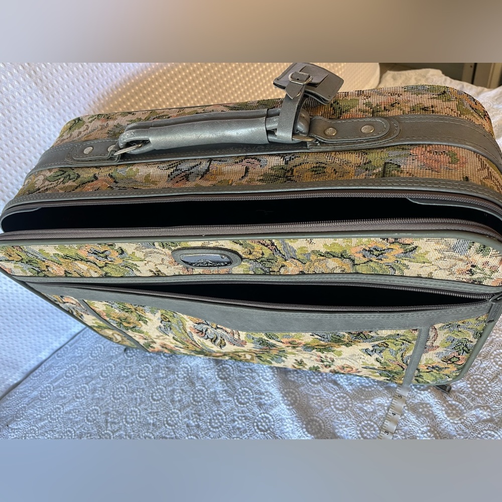 Vintage Jordache Tapestry Carry-on Luggage Suitcase 20”Wide x 14”High x 6” Deep - Picture 7 of 16
